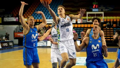 Fernando Zurbriggen en una entrada a canasta contra Movistar Estudiantes