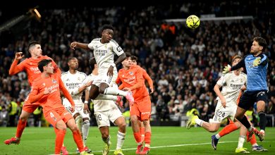 Vinicius remata de cabeza durante el partido entre el Real Madrid y la Real Sociedad