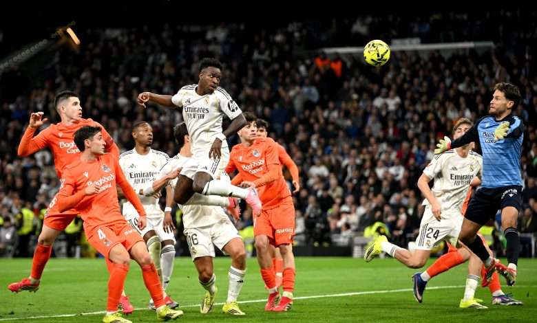 Vinicius remata de cabeza durante el partido entre el Real Madrid y la Real Sociedad