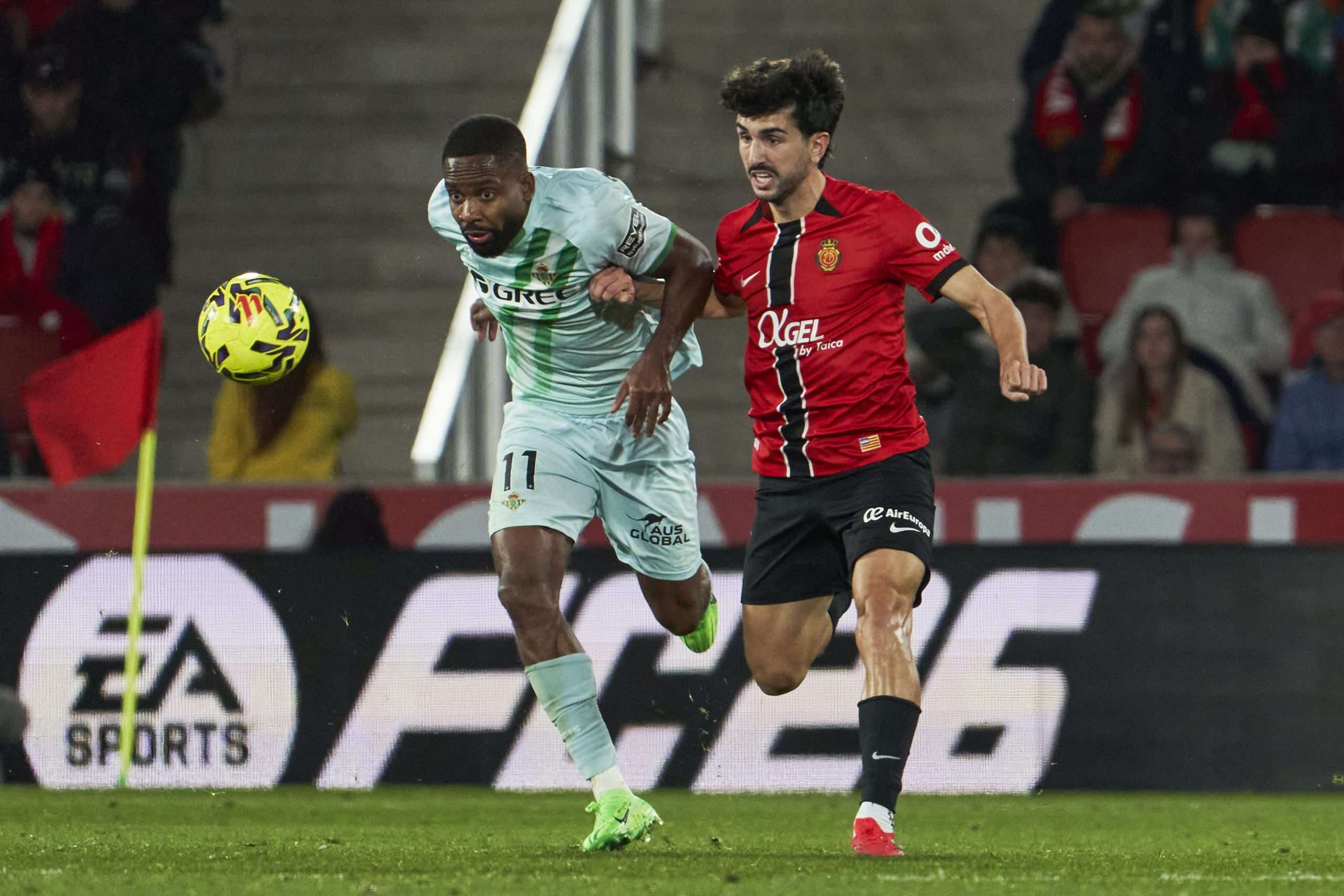 Manu Morlanes of RCD Mallorca and Cedric Bakambu of Real Betis competes for the ball during the LaLiga EA Sports match between RCD Mallorca and Real Betis Balompie at Estadio de Son Moix on February 15, 2026 in Mallorca, Spain. (Photo by Rafa Babot/Getty Images)