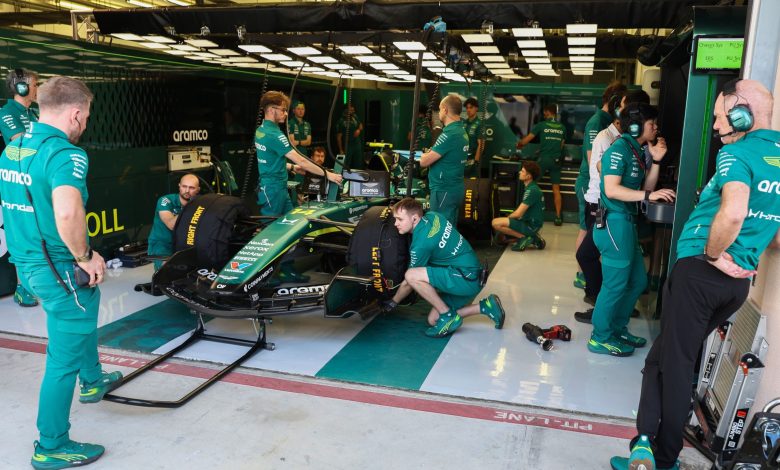 Mecánicos trabajan en el coche durante el segundo día de test de F1 en Baréin