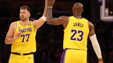 Lebron James chocándole la mano a Luka Doncic