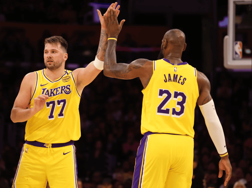 Lebron James chocándole la mano a Luka Doncic