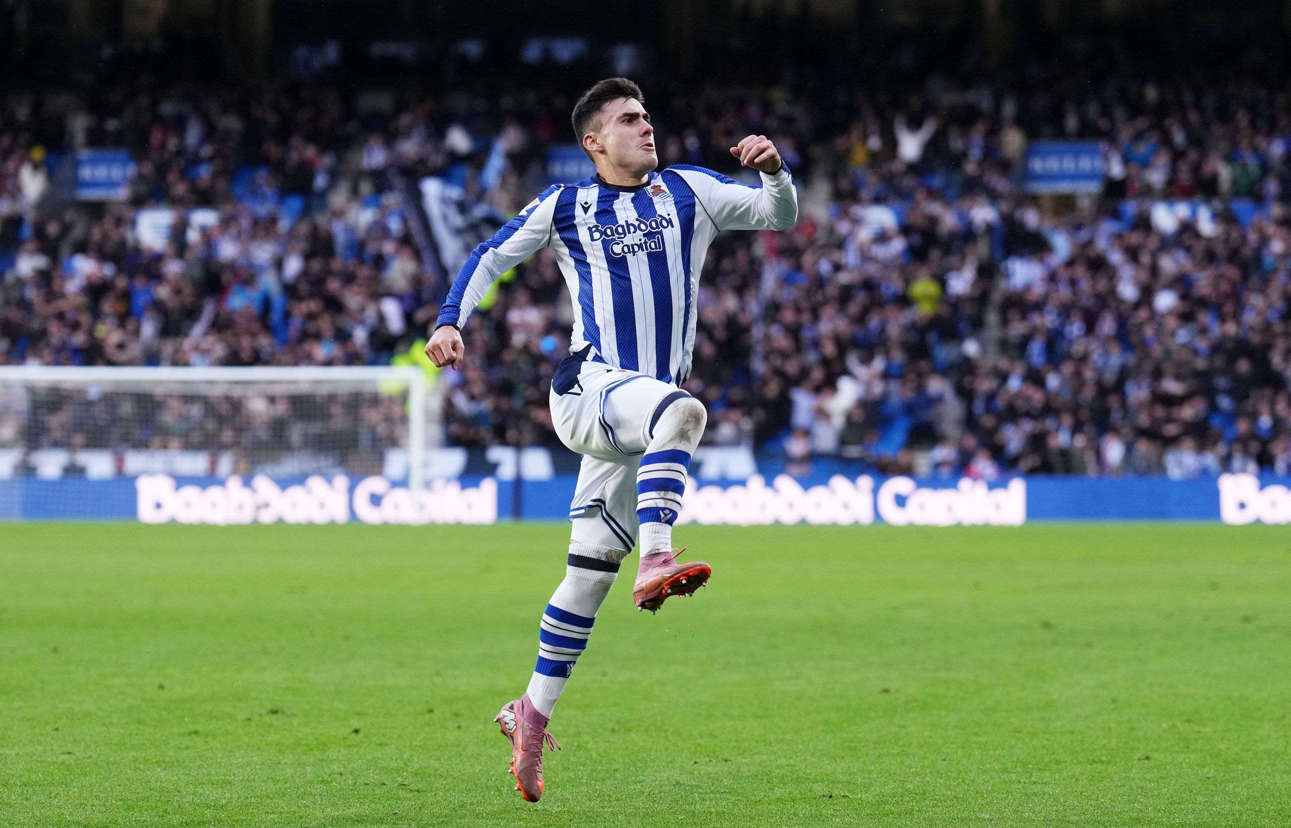 Barrenetxea celebrando un gol.