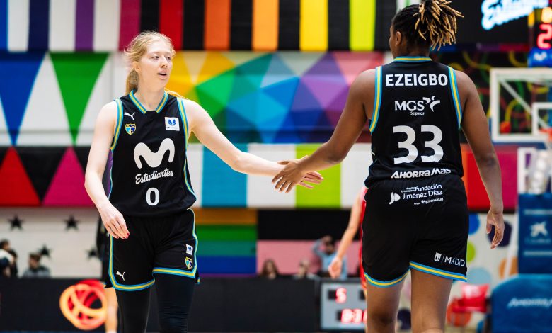 Frieda Bühner y Nneka Ezeigbo chocándose las manos en un partido en el Movistar Academy Magariños