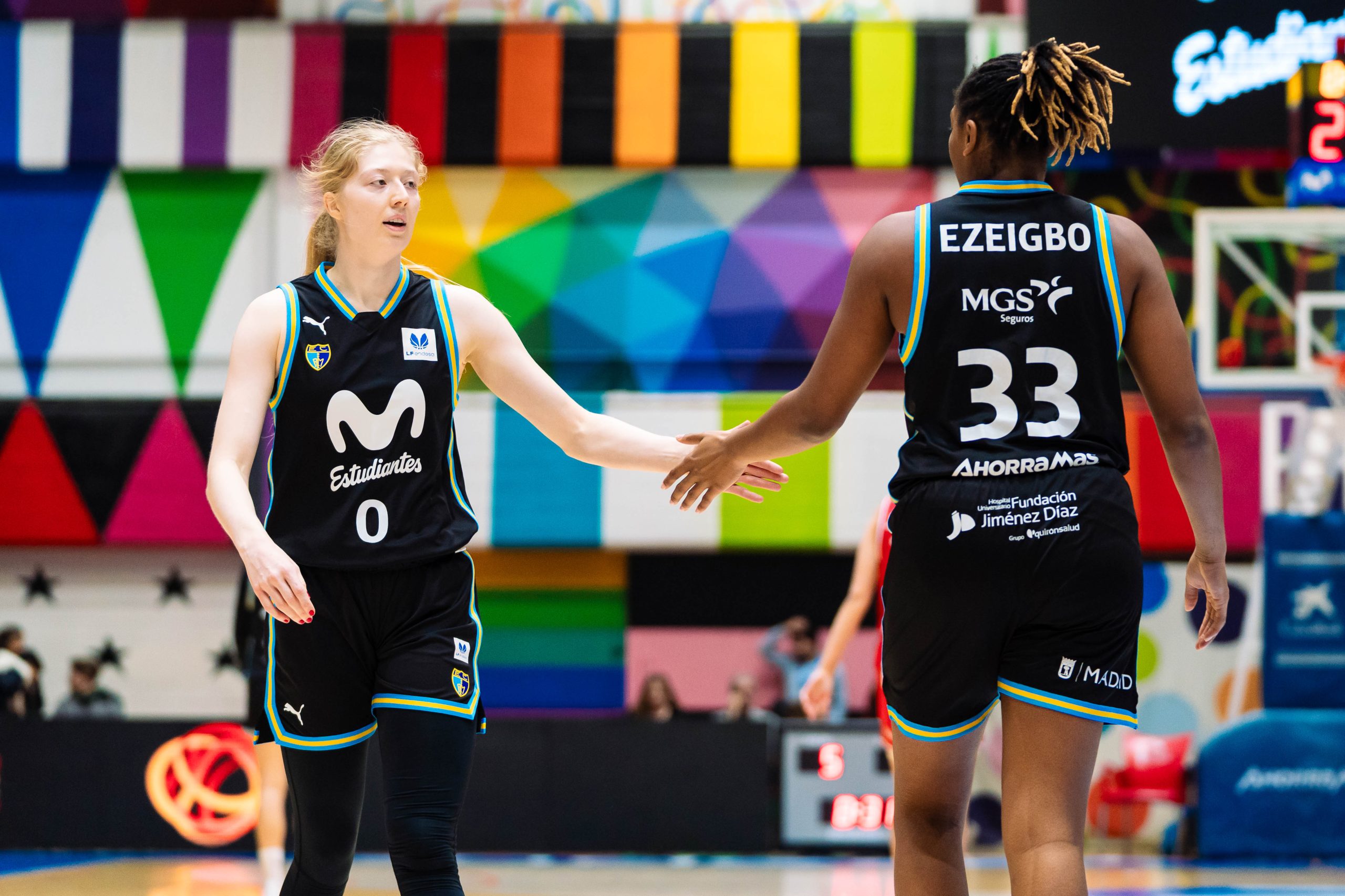 Frieda Bühner y Nneka Ezeigbo chocándose las manos en un partido en el Movistar Academy Magariños