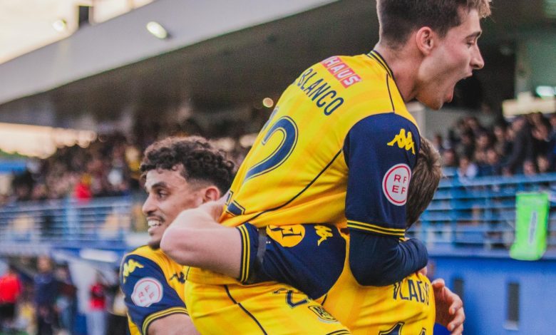 Raúl Blanco, Omar y Vladys celebran uno de los goles del Alcorcón en la victoria frente al Betis Deportivo