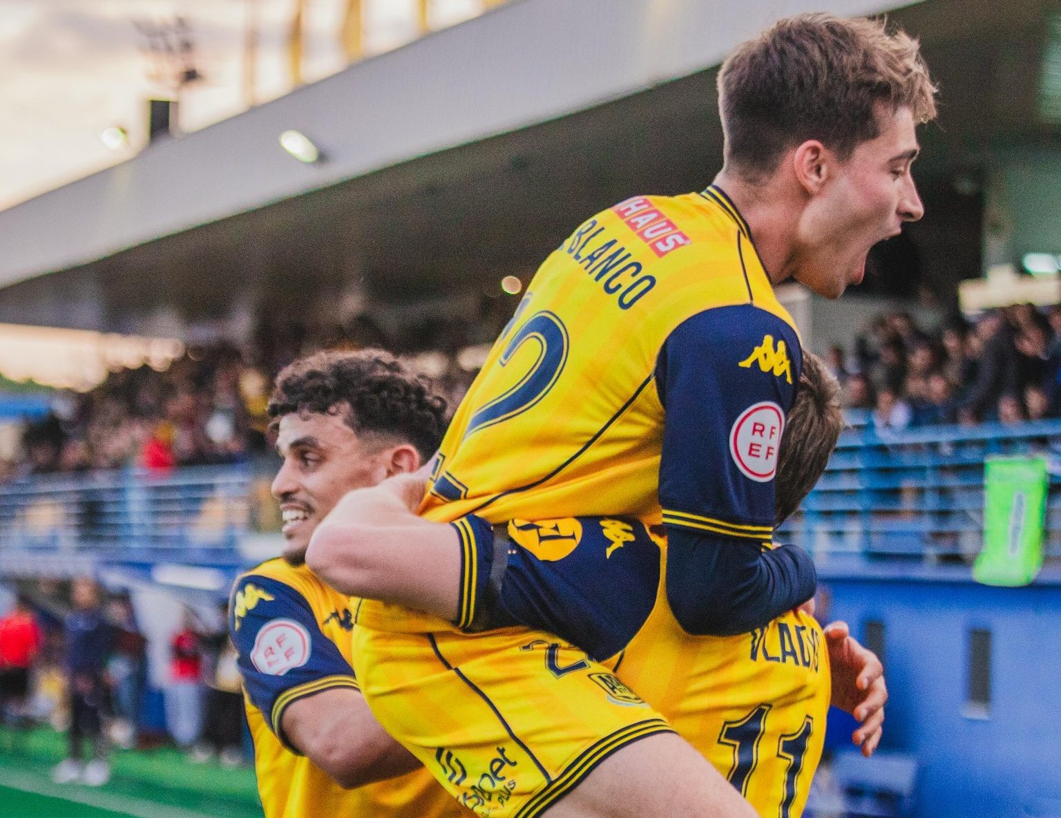 Raúl Blanco, Omar y Vladys celebran uno de los goles del Alcorcón en la victoria frente al Betis Deportivo