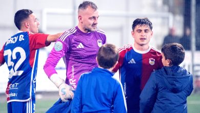 El capitán del Langreo, Adrián Torre, entre lágrimas tras el encuentro ante la Gimnástica Segoviana
