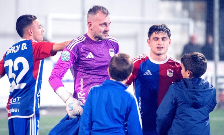 El capitán del Langreo, Adrián Torre, entre lágrimas tras el encuentro ante la Gimnástica Segoviana