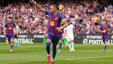 Raphinha celebra uno de sus goles ante el Sevilla