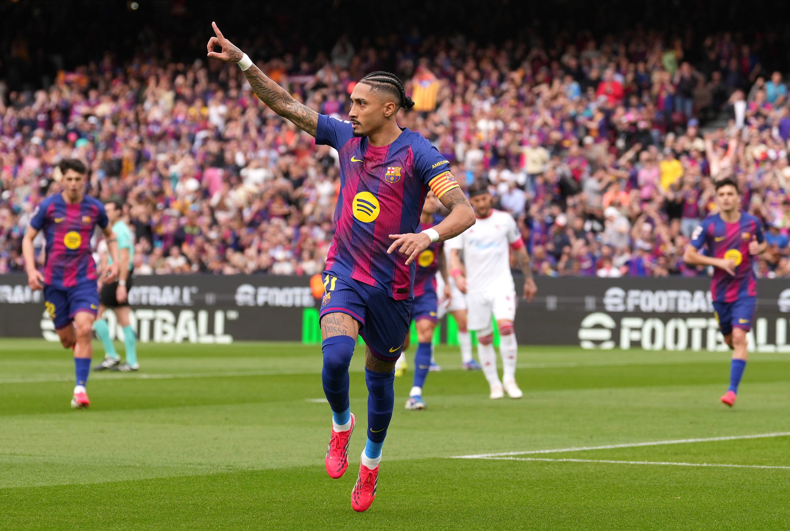 Raphinha celebra uno de sus goles ante el Sevilla