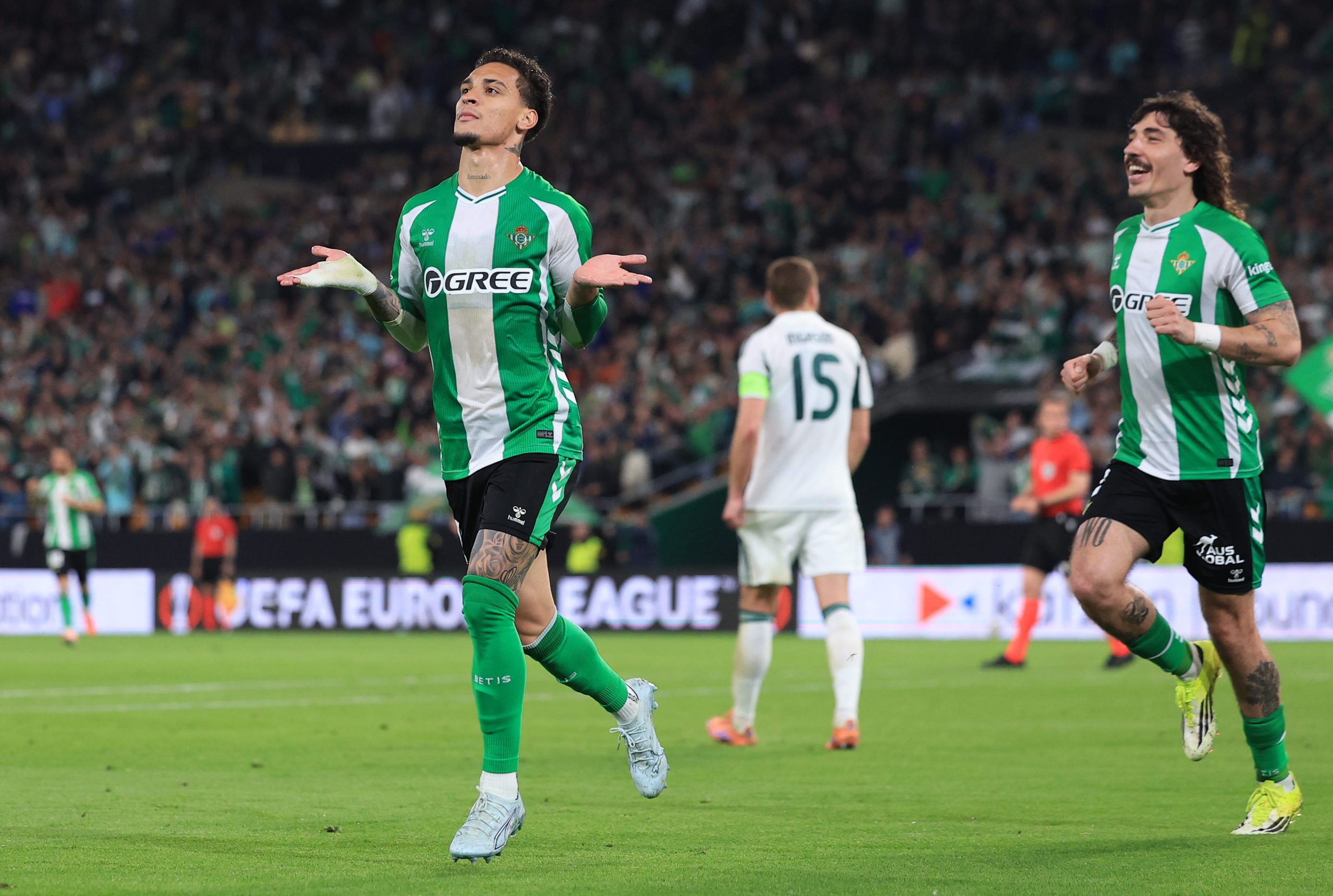Antony celebra su gol frente al Panathinaikos