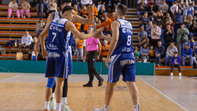 Mateo Díaz, Vitor Benite y Brooks DeBisschop chocándose las manos