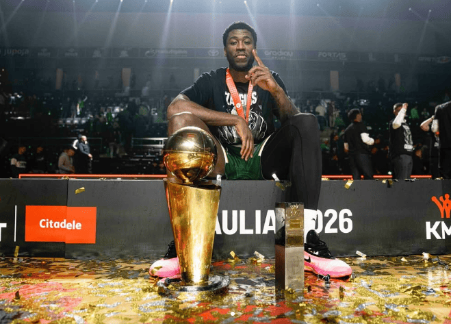 Moses Wright con su trofeo de MVP y campeón de la Copa de Lituania
