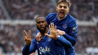 Beto y Dewsbury-Hall celebran el segundo gol del Everton frente al Newcastle