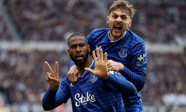 Beto y Dewsbury-Hall celebran el segundo gol del Everton frente al Newcastle