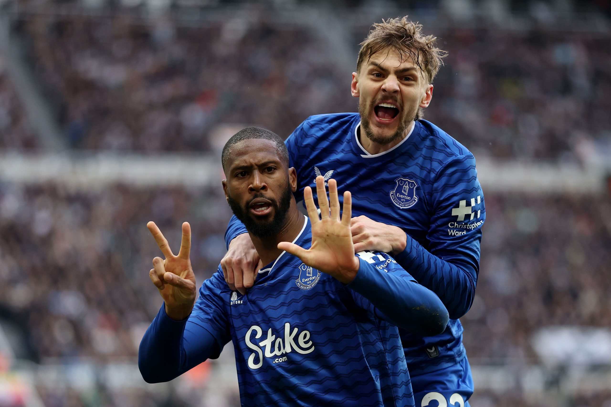 Beto y Dewsbury-Hall celebran el segundo gol del Everton frente al Newcastle