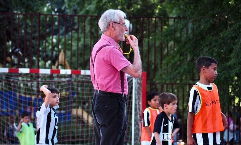 Familiar arbitrando un encuentro de Juegos Deportivos Municipales en Villaverde