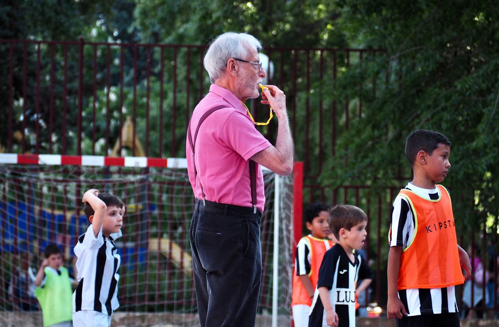 Familiar arbitrando un encuentro de Juegos Deportivos Municipales en Villaverde