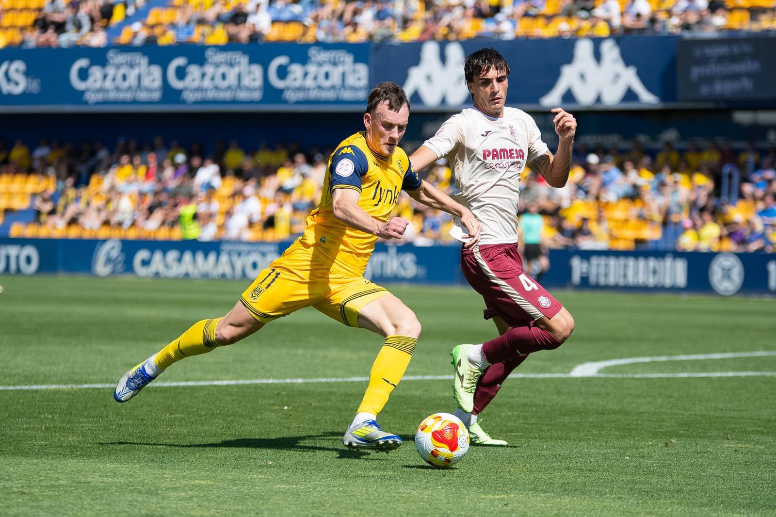 Vladys junto a Sierra en el partido entre el Alcorcón y el Villarreal B en Santo Domingo