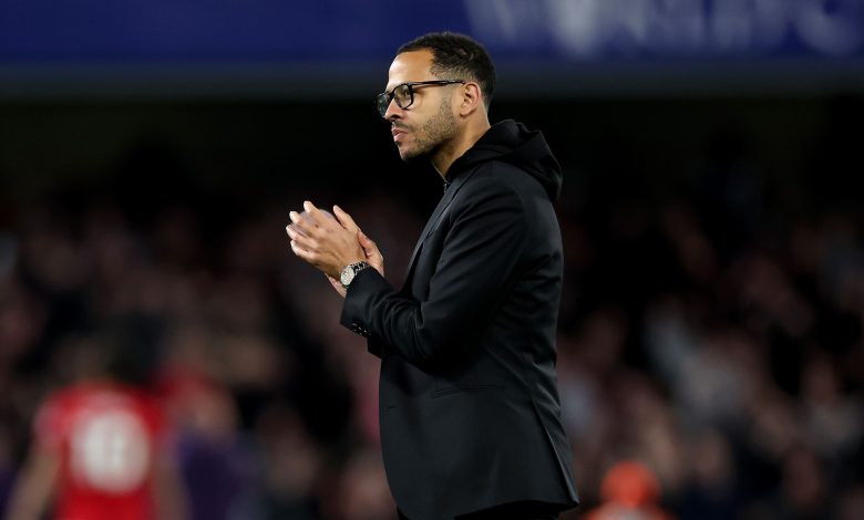 Liam Rosenior durante un partido contra el Manchester United siendo entrenador del Chelsea