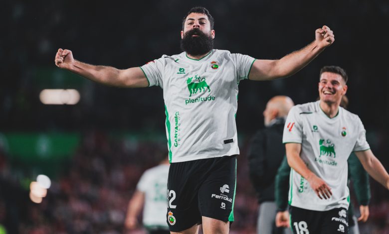Asier Villalibre celebrando su doblete.