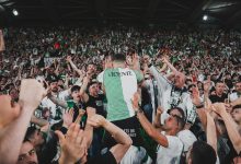 Iñigo Vicente celebrando el ascenso junto con la afición.