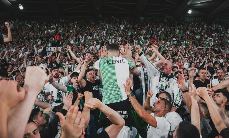 Iñigo Vicente celebrando el ascenso junto con la afición.