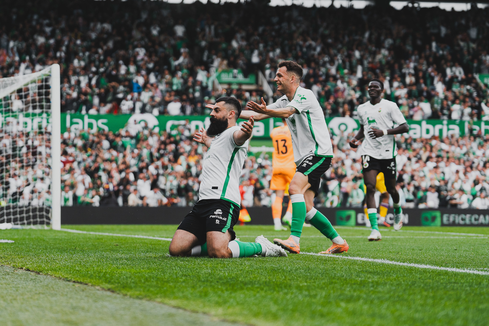 Villalibre y Vicente celebrando el 1-0.