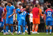 Simeone felicita a Iker Luque por su debut y gol tras el partido.