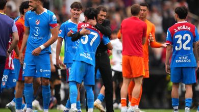 Simeone felicita a Iker Luque por su debut y gol tras el partido.
