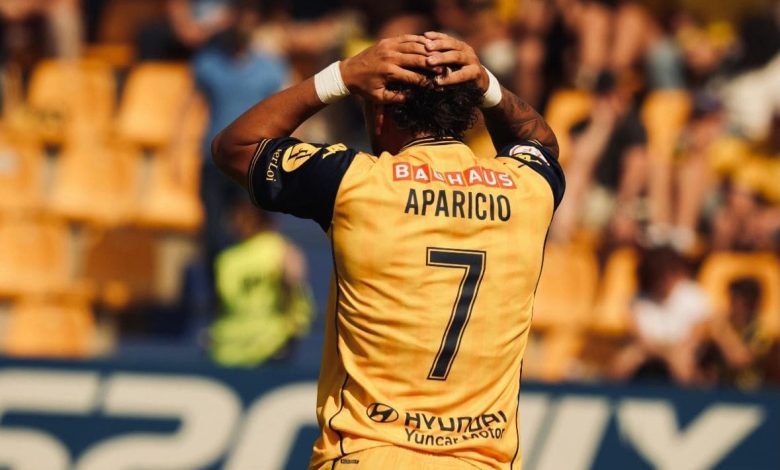 Aparicio se lamenta durante el partido entre Alcorcón y Europa en Santo Domingo