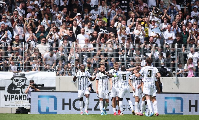 Jugadores del Elversberg celebrando uno de sus goles ante el Paderborn
