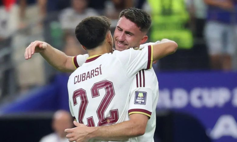 Pau Cubarsí con Aymeric Laporte / Foto: Getty Images