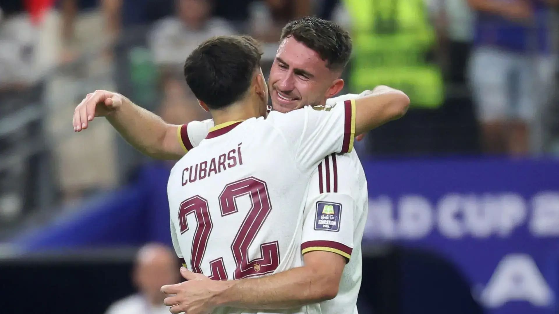 Pau Cubarsí con Aymeric Laporte / Foto: Getty Images