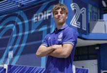 Lluc Castell posando con la camiseta del Espanyol // @rcdespanyol