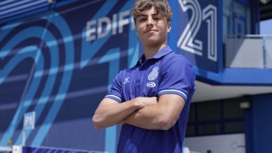 Lluc Castell posando con la camiseta del Espanyol // @rcdespanyol