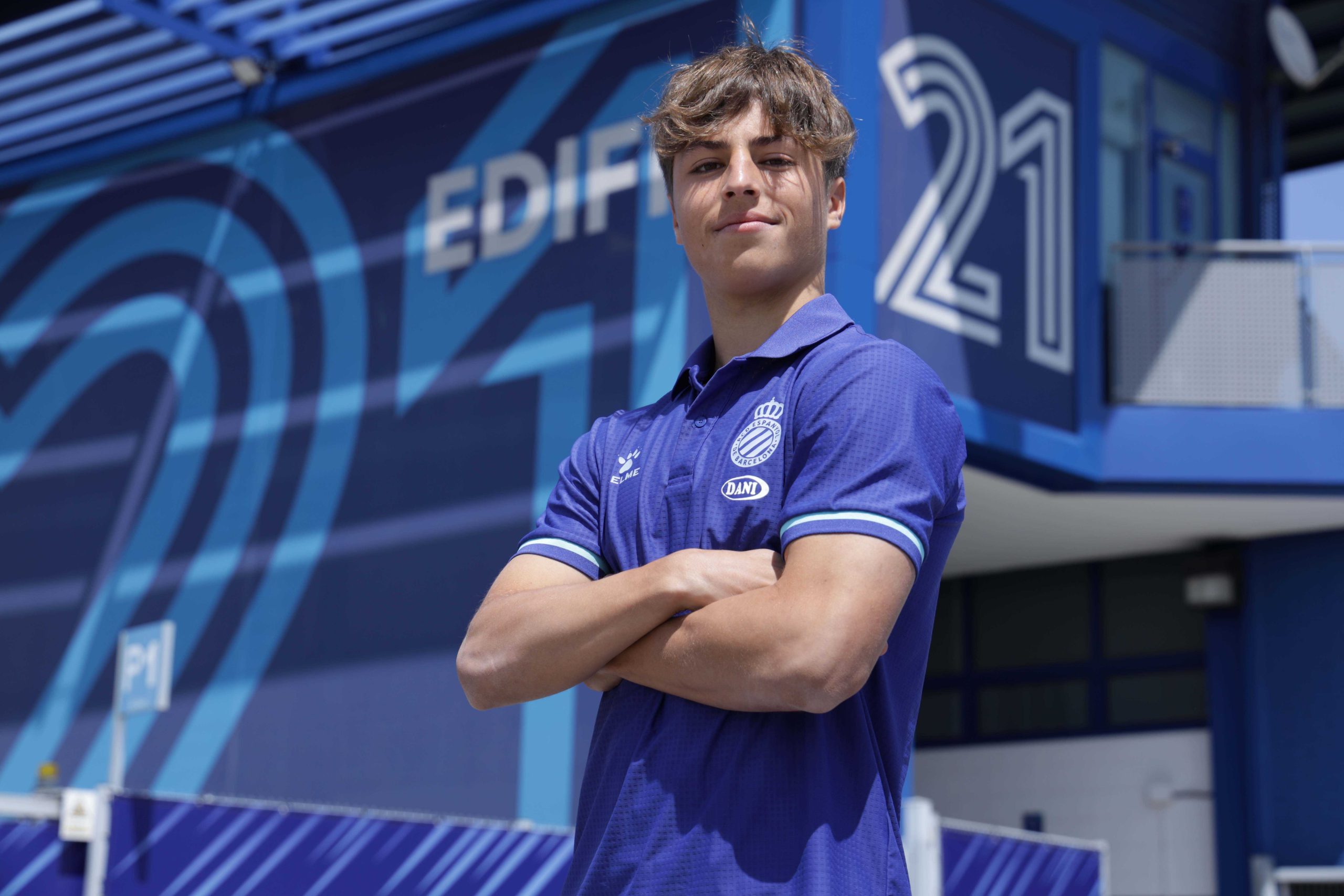 Lluc Castell posando con la camiseta del Espanyol // @rcdespanyol