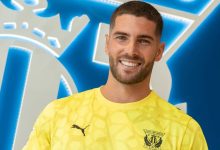 Luca Zidane posa con la camiseta de su nuevo equipo. Foto: CD Leganés