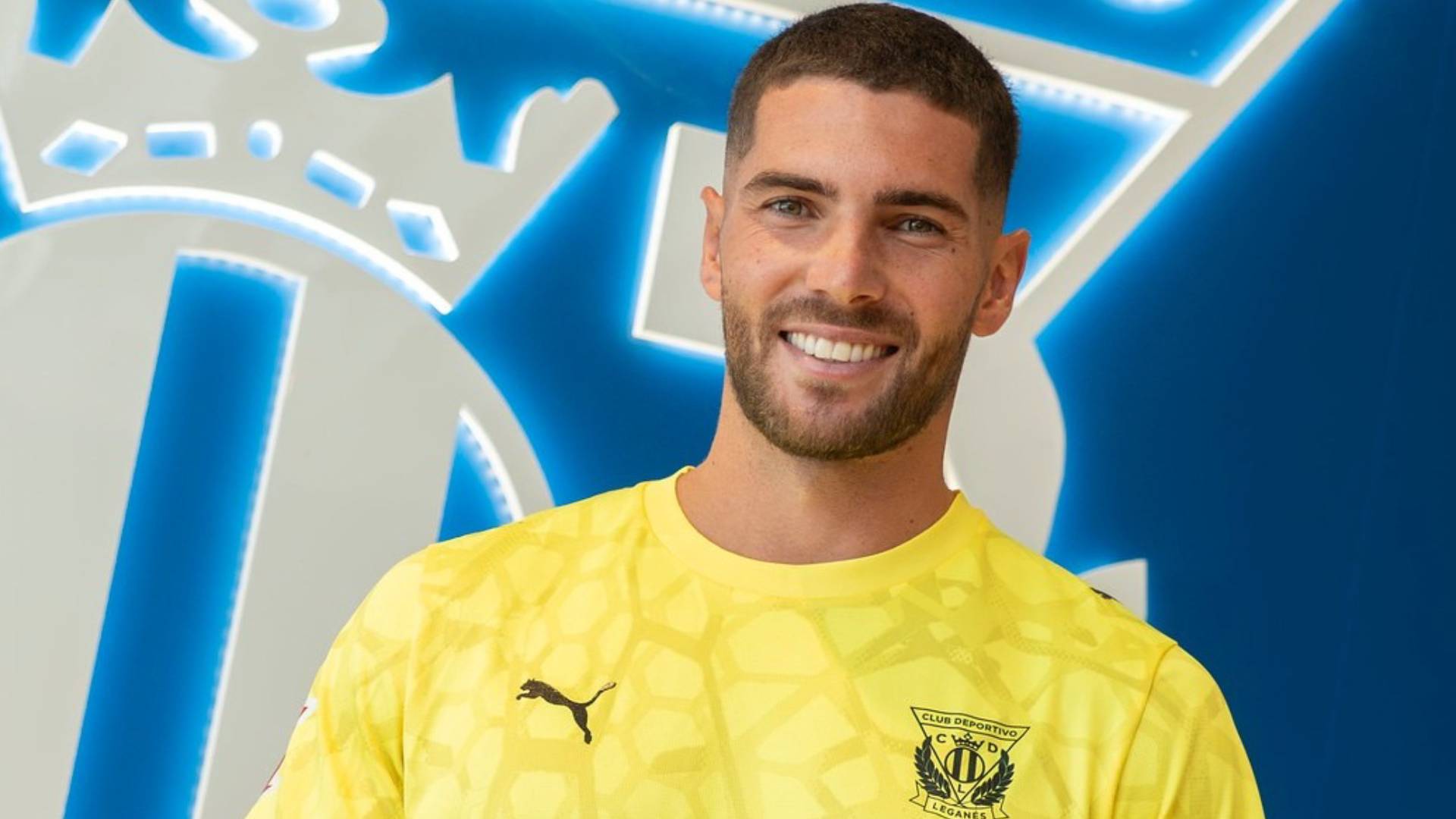 Luca Zidane posa con la camiseta de su nuevo equipo. Foto: CD Leganés