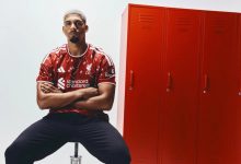 Ronald Araujo posa como nuevo jugador del Liverpool. LFC