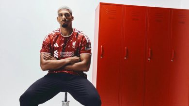 Ronald Araujo posa como nuevo jugador del Liverpool. LFC