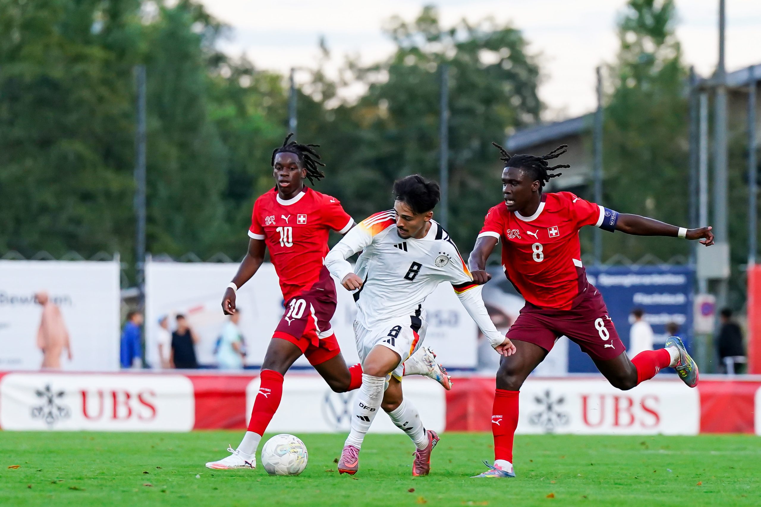 Winsley Boteli en un partido con la Sub20 de Suiza
