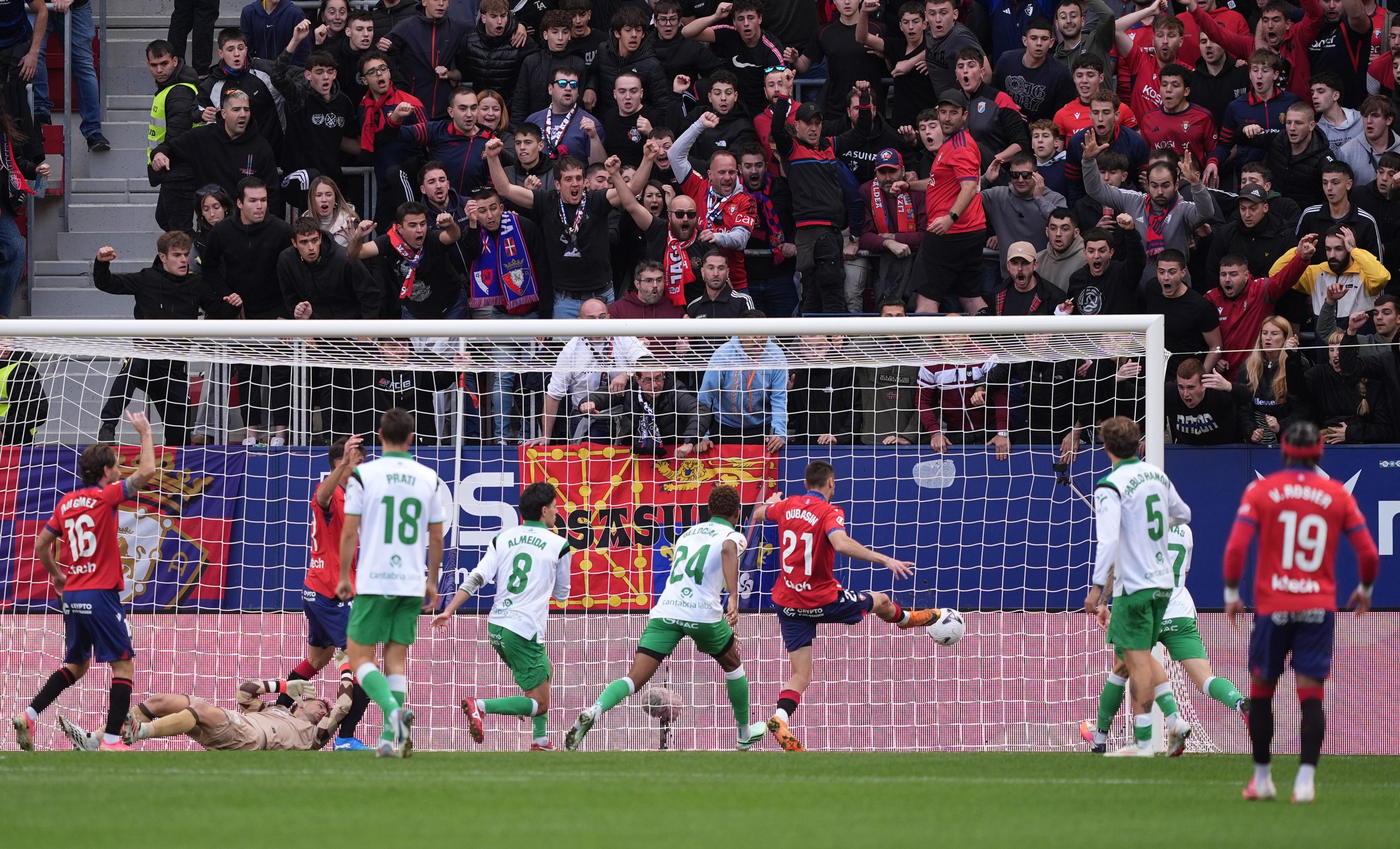 Osasuna gana 2-0 al Racing