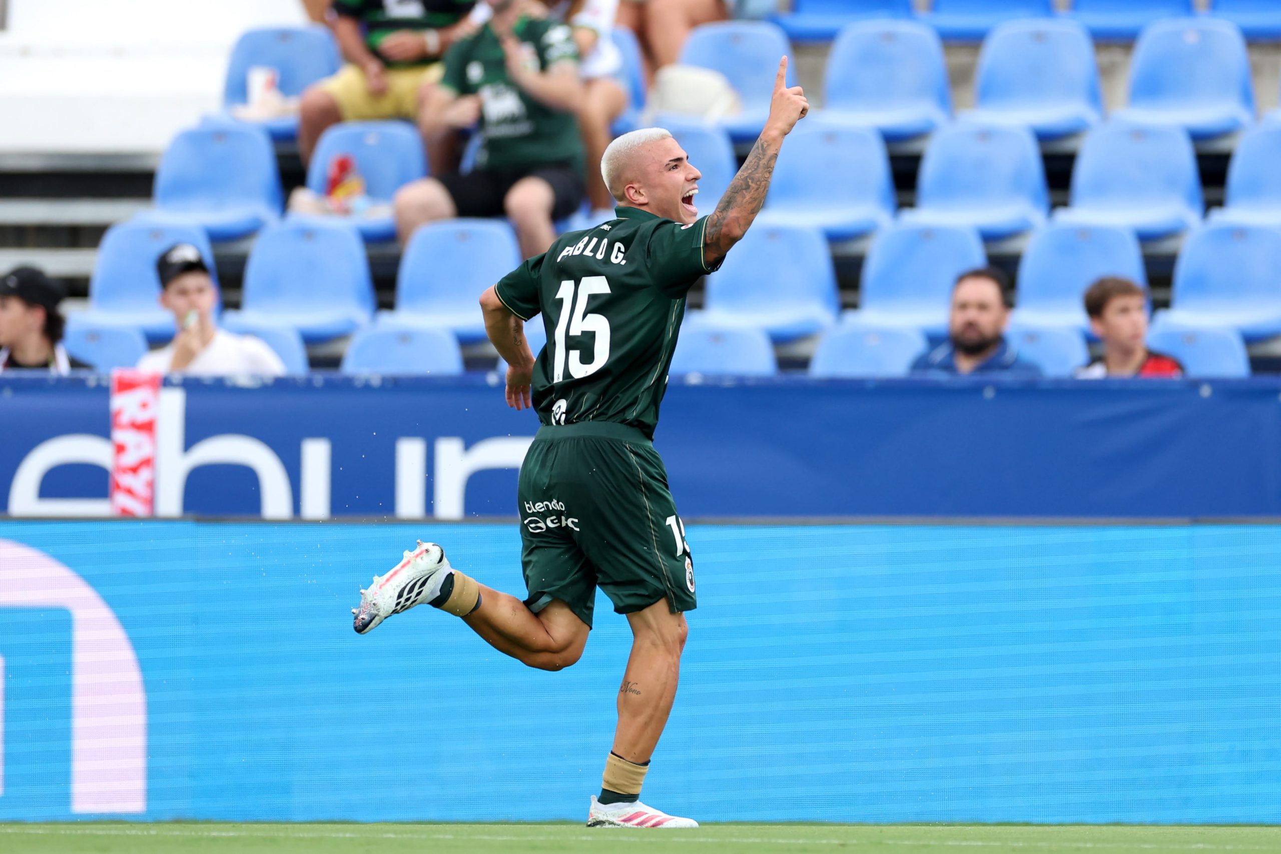 Pablo García celebra un gol con el Racing