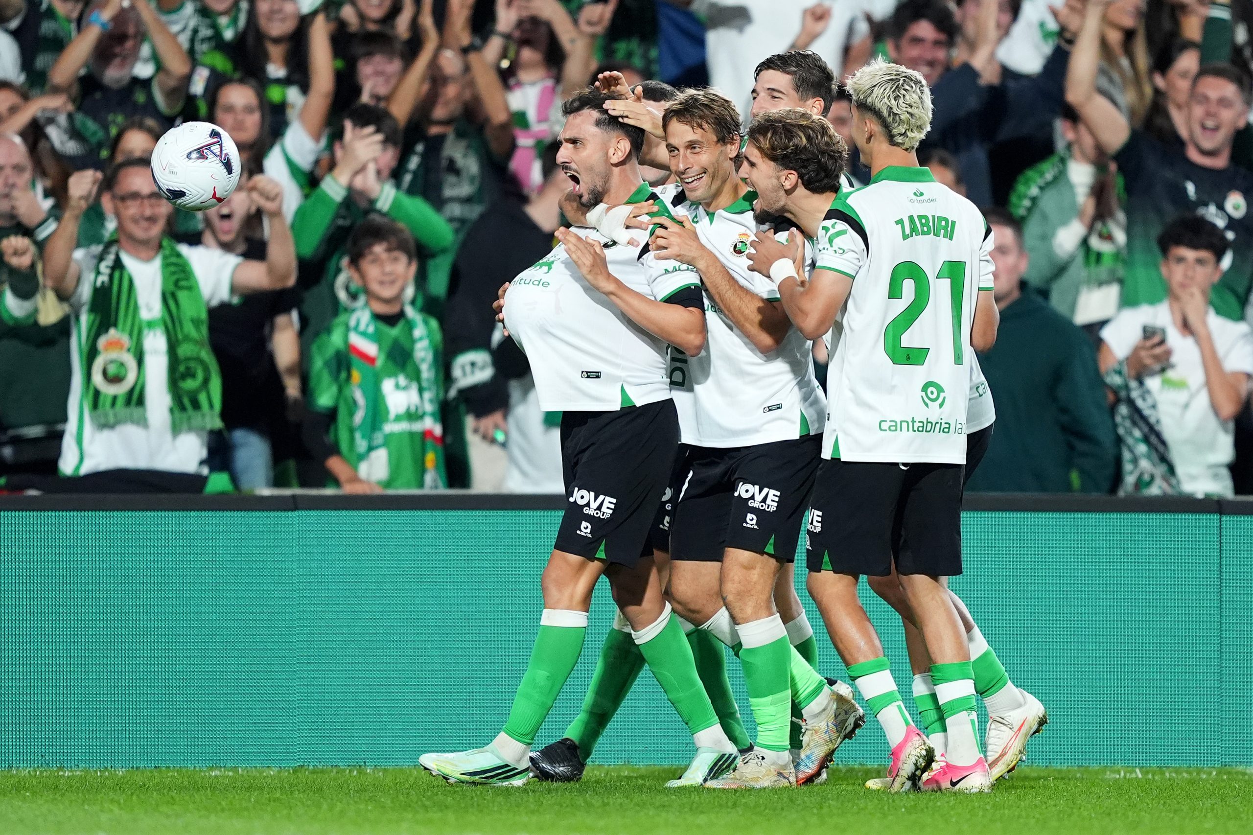 Jugadores del Racing celebrando el tanto de Iván Martín.